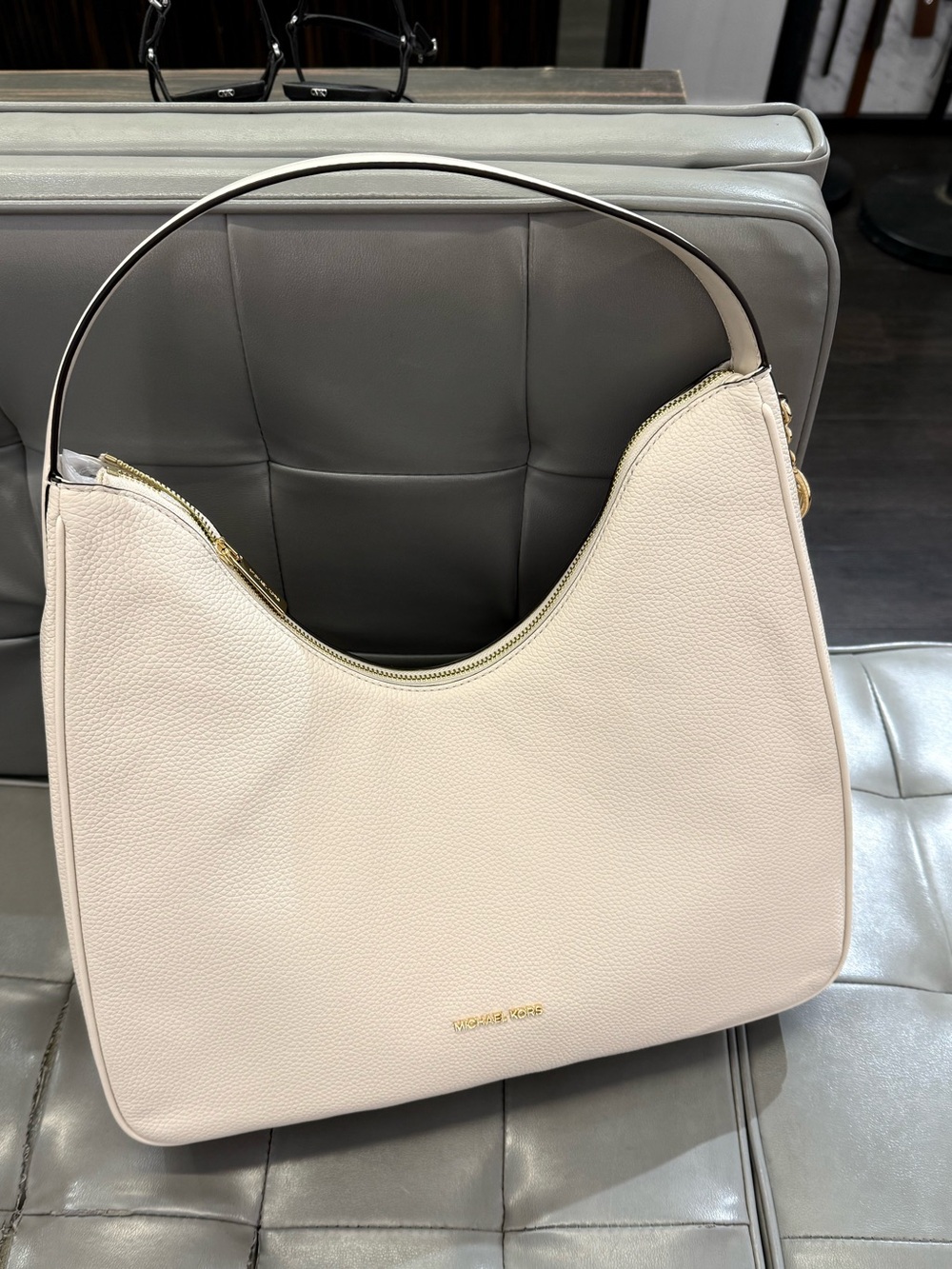 MICHAEL KORS OUTLET Nayla Medium Pebbled Leather Shoulder Bag light cream